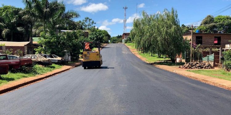 Avanzan las obras de asfaltado en Puerto Iguazú