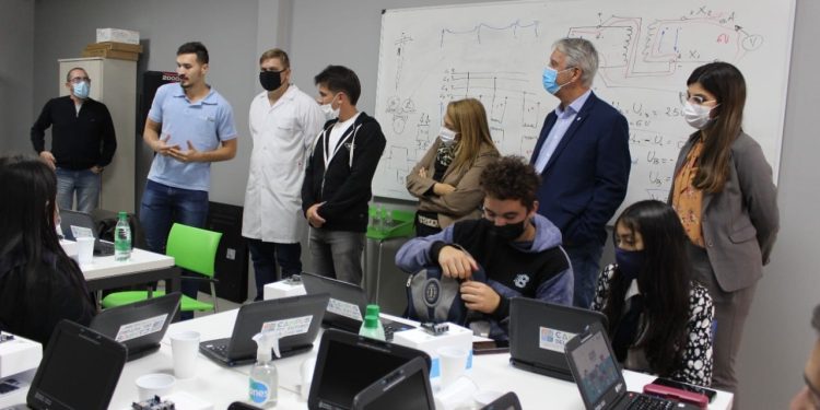 Convenio marco de colaboración entre el Ministerio de Educación, Silicon Misiones y FANIoT