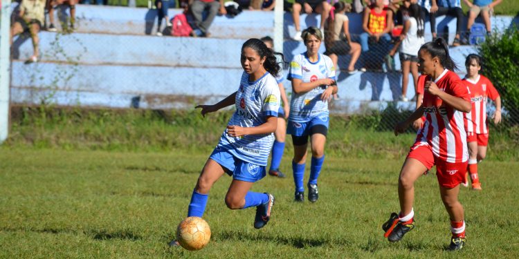 Liga Regional Obereña de Fútbol: la reserva y el sub15 dieron el puntapié inicial del fútbol femenino