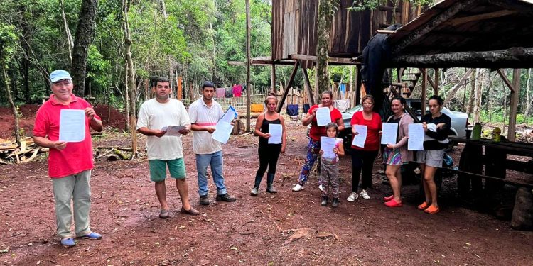 Más de 30 familias productoras de alimentos reclaman puente y tendido eléctrico para su barrio El Cruce, de Santa Ana