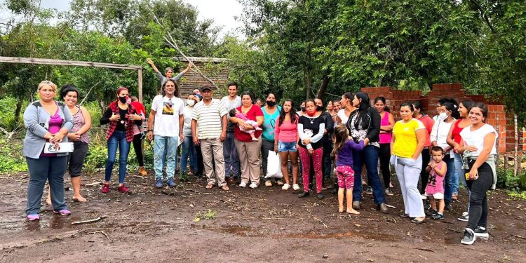 Más de 30 familias reclaman servicios básicos y apertura de calles en el barrio «Martín Chiquito» de Santa Ana