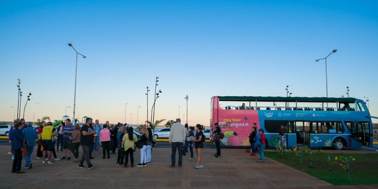 Posadas Sustentable: turistas plantaron árboles en la Costanera