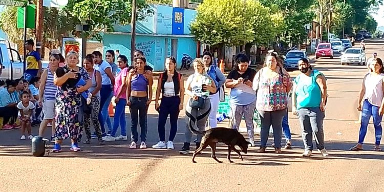 En Santa Ana, vecinos marcharon hacia la Municipalidad en reclamo por agua potable