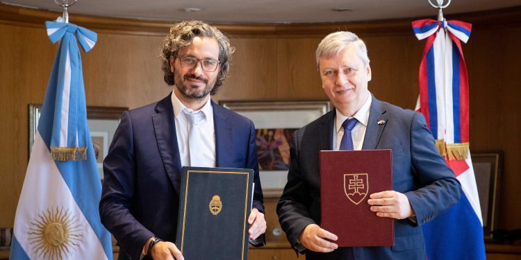 Argentina y Eslovaquia firmaron un acuerdo de intercambio turístico y laboral para jóvenes