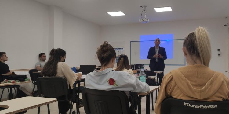 El defensor del Pueblo realizó el taller de Garantías y Derechos Constitucionales en la Universidad de la Cuenca del Plata