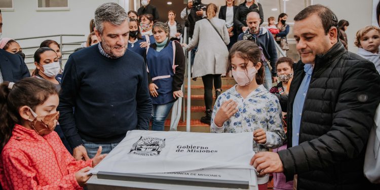 Oscar Herrera Ahuad y Juan Zabaleta recorrieron emprendimientos, inauguraron un EPI y firmaron convenios en Posadas