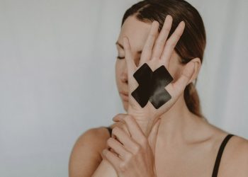 El usuario pone en cuarentena el contenido y las recomendaciones en las redes sociales