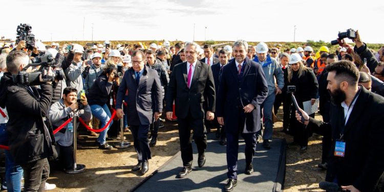 Alberto Fernández y Mario Abdo Benítez visitaron las obras de Añá Cuá