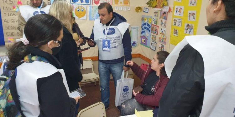 Oscar Herrera Ahuad se sumó a los 600 mil censistas y visita los domicilios como voluntario
