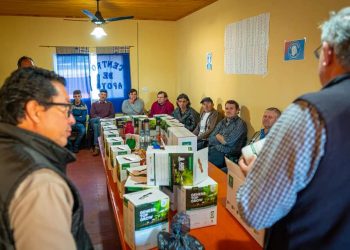 El IFAI entregó fertilizantes e insecticidas orgánicos a productores de Hipólito Yrigoyen