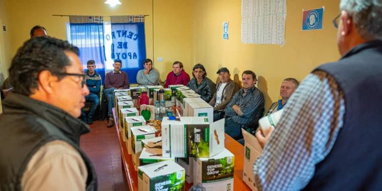 El IFAI entregó fertilizantes e insecticidas orgánicos a productores de Hipólito Yrigoyen