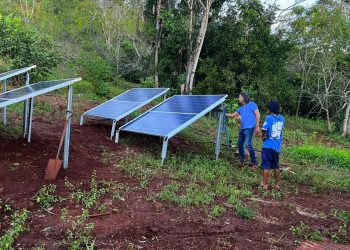 Con nuevos paneles solares y la bomba, familias mbya de Arroyo Isla ya tienen agua y energía