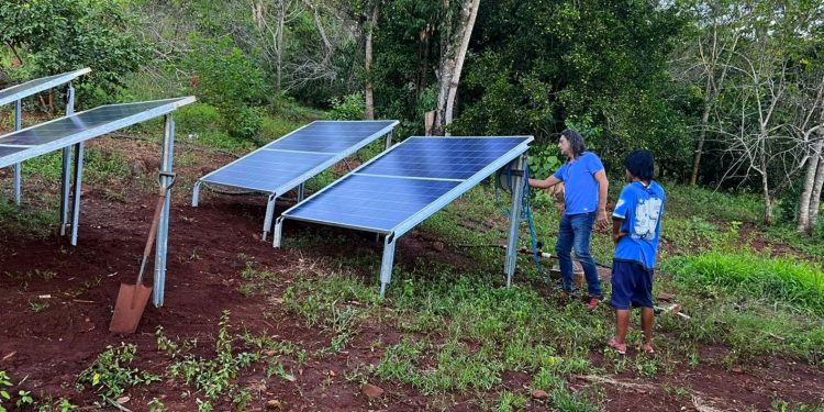 Con nuevos paneles solares y la bomba, familias mbya de Arroyo Isla ya tienen agua y energía