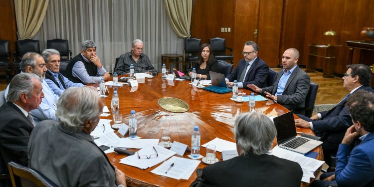 La Nación adelantó los aumentos del Salario Mínimo Vital y Móvil que pasará a ser de $45.540