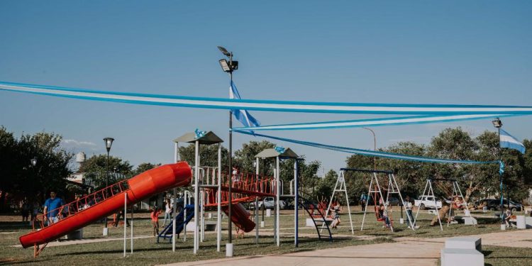 Herrera Ahuad inauguró la plaza central de Profundidad