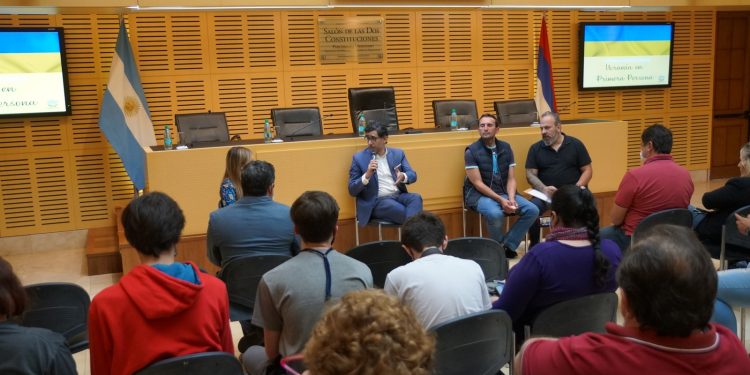 Periodista y refugiado narraron el conflicto bélico entre la Federación de Rusia y Ucrania