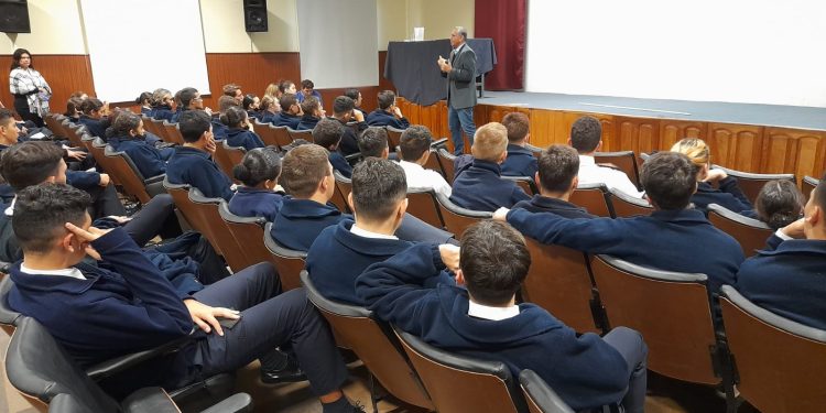 Alumnos del Liceo Storni debatieron con el defensor del Pueblo sobre derechos y garantías constitucionales