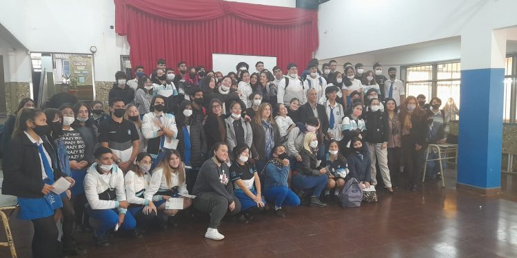 El defensor del Pueblo visitó la Comercio 6 y dictó un taller sobre Derechos y Garantías Constitucionales