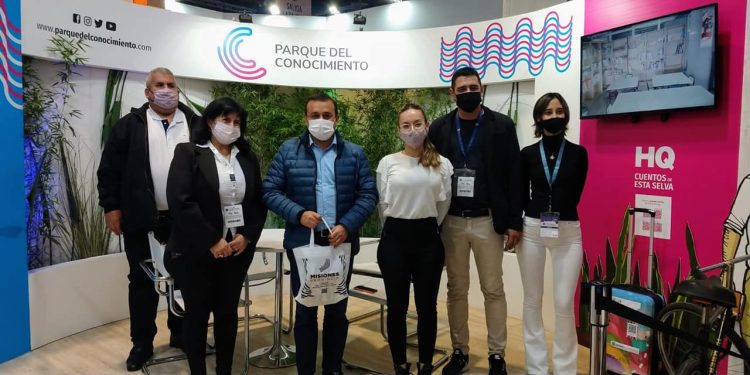 Visitantes especiales en el stand de Misiones en la Feria Internacional del Libro