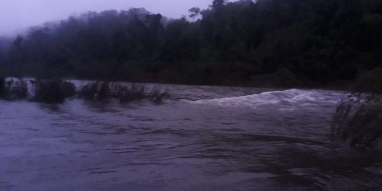 Por la crecida, interrumpieron el tránsito sobre el puente del Arroyo Yabotí en la ruta 2