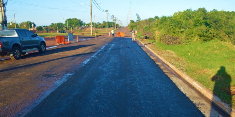 Realizan obras de asfalto en la avenida 210 de Posadas