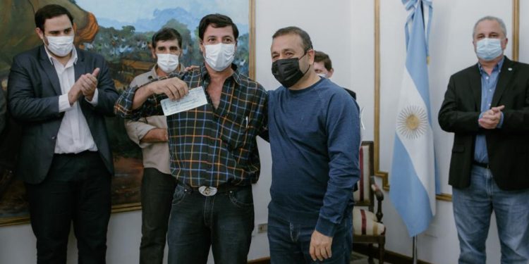 Herrera Ahuad entregó subsidios a instituciones de diversas localidades misioneras