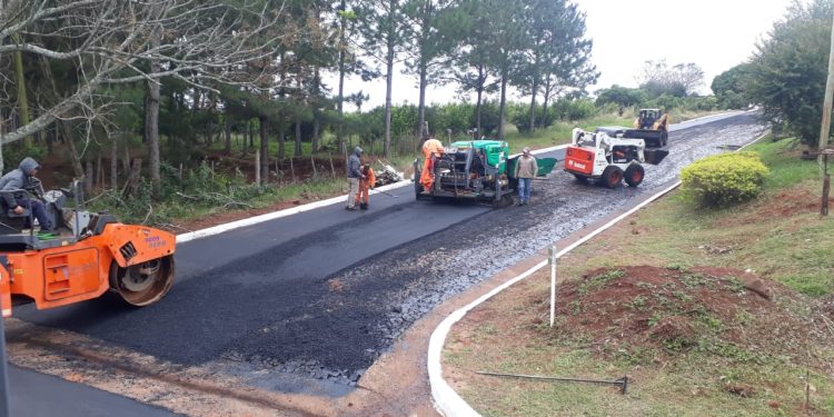 Vialidad Misiones avanza con obras de pavimentación en Dos Arroyos