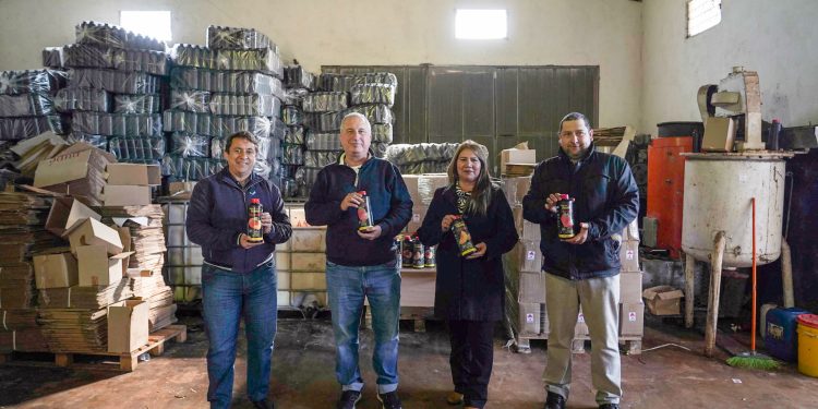 Passalacqua y Cesino visitaron fábrica de pulpa de frutas única en el país