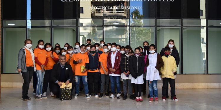 La Legislatura recibió la visita de la Escuela 962 de Garupá
