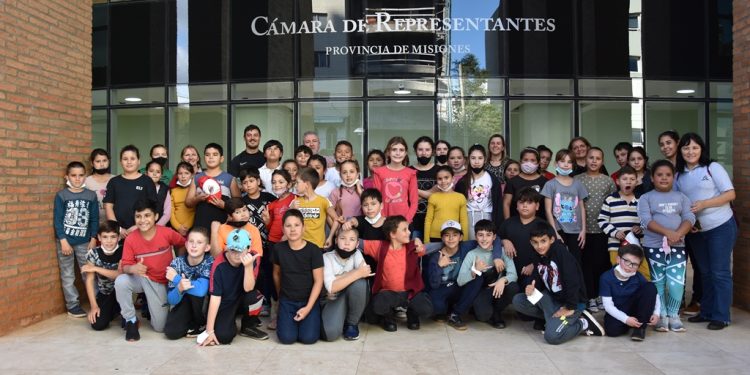 Estudiantes de Posadas y Cerro Azul visitaron la Legislatura