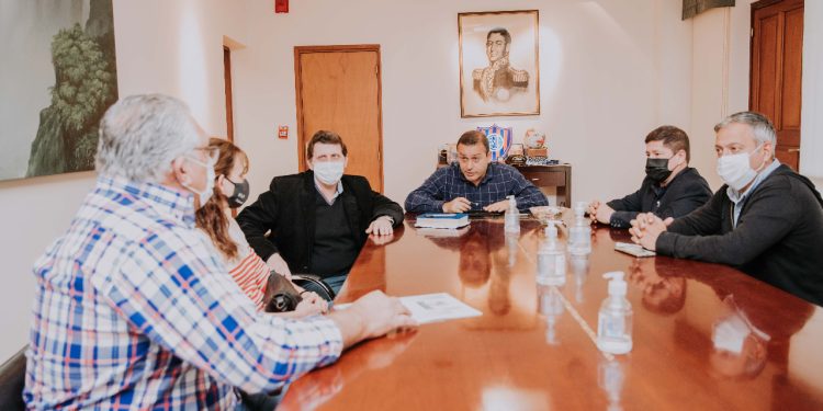 Herrera Ahuad entregó un subsidio a la Federación del Voleibol de Misiones