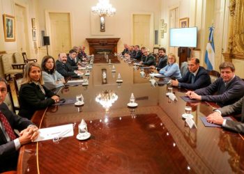 Arce participó de la reunión en la que Fernández presentó a los gobernadores el proyecto para ampliar la Corte