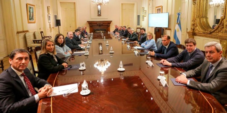 Arce participó de la reunión en la que Fernández presentó a los gobernadores el proyecto para ampliar la Corte