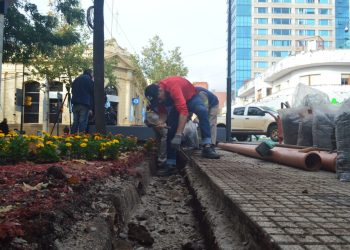 Posadas: desarrollan el mantenimiento integral de sistema de desagües en la Plaza 9 de Julio