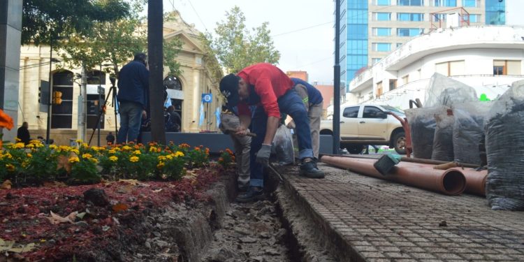 Posadas: desarrollan el mantenimiento integral de sistema de desagües en la Plaza 9 de Julio