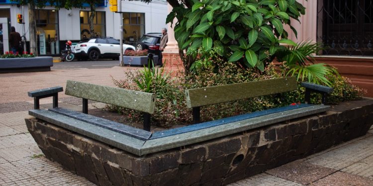 Posadas Sustentable: instalaron bancos de madera plástica en la Plaza 9 de Julio