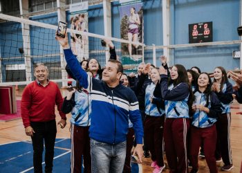 Deportistas que participarán en el Mundial Escolar de Vóley recibieron indumentaria completa de la Provincia