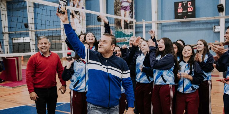 Deportistas que participarán en el Mundial Escolar de Vóley recibieron indumentaria completa de la Provincia