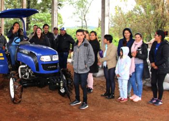 Cooperativas Del Pueblo Evita y Cabure-í recibieron tractores para mejorar y multiplicar su trabajo