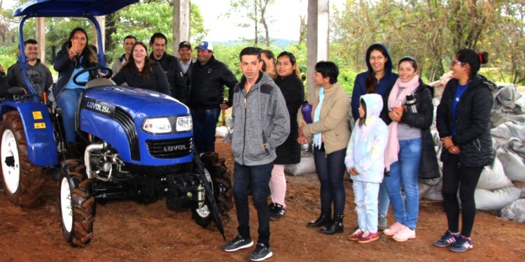 Cooperativas Del Pueblo Evita y Cabure-í recibieron tractores para mejorar y multiplicar su trabajo