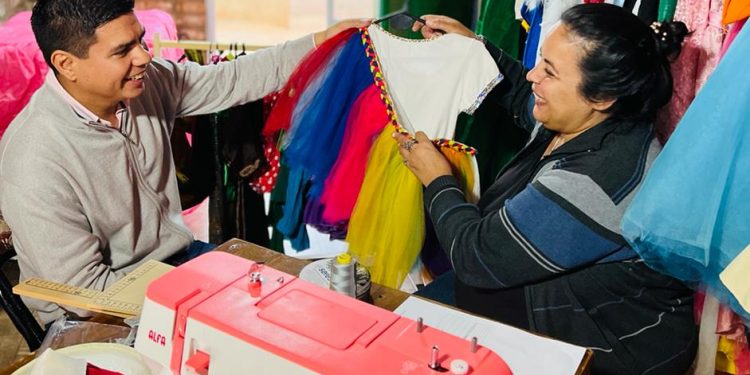 Emprendedores de diferentes localidades recibieron microcréditos y herramientas para sus unidades productivas