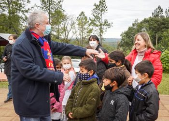Almafuerte: entregaron libros y elementos deportivos a la Escuela 61 de paraje Acuña