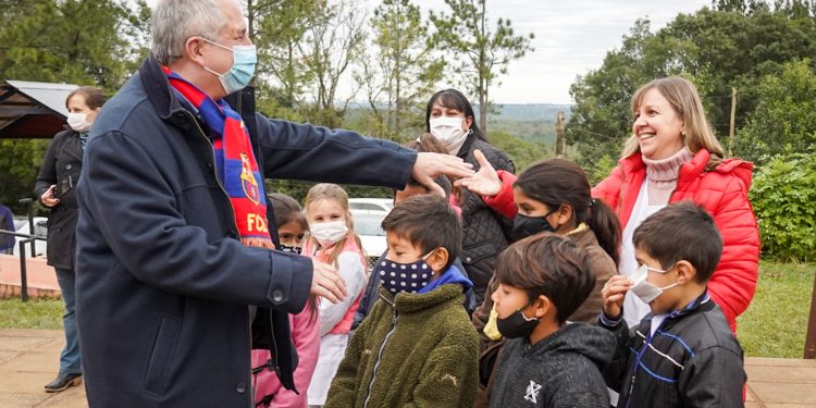 Almafuerte: entregaron libros y elementos deportivos a la Escuela 61 de paraje Acuña