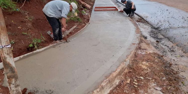 Continúa de manera intensa la construcción de veredas en Cerro Azul
