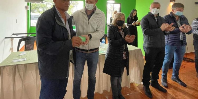 Apóstoles: entregaron carnets de cobertura de salud integral a 127 pequeños productores