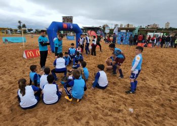 Más de un centenar de niños posadeños participan de clínicas de fútbol infantil