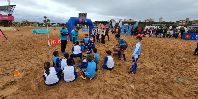 Más de un centenar de niños posadeños participan de clínicas de fútbol infantil