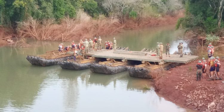 Avanza el armado del puente militar en la Ruta Provincial 2 sobre el arroyo Pindaytí