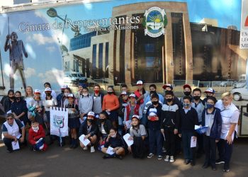 Jóvenes becados por la Asociación Sanmartiniana de Misiones visitaron la Legislatura