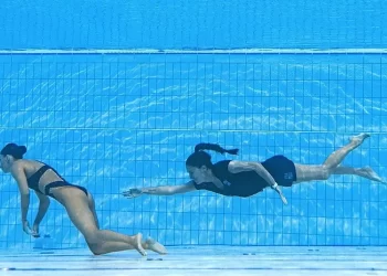 Mundial de Natación Artística: una nadadora se desmayó en plena competencia y su entrenadora la salvó